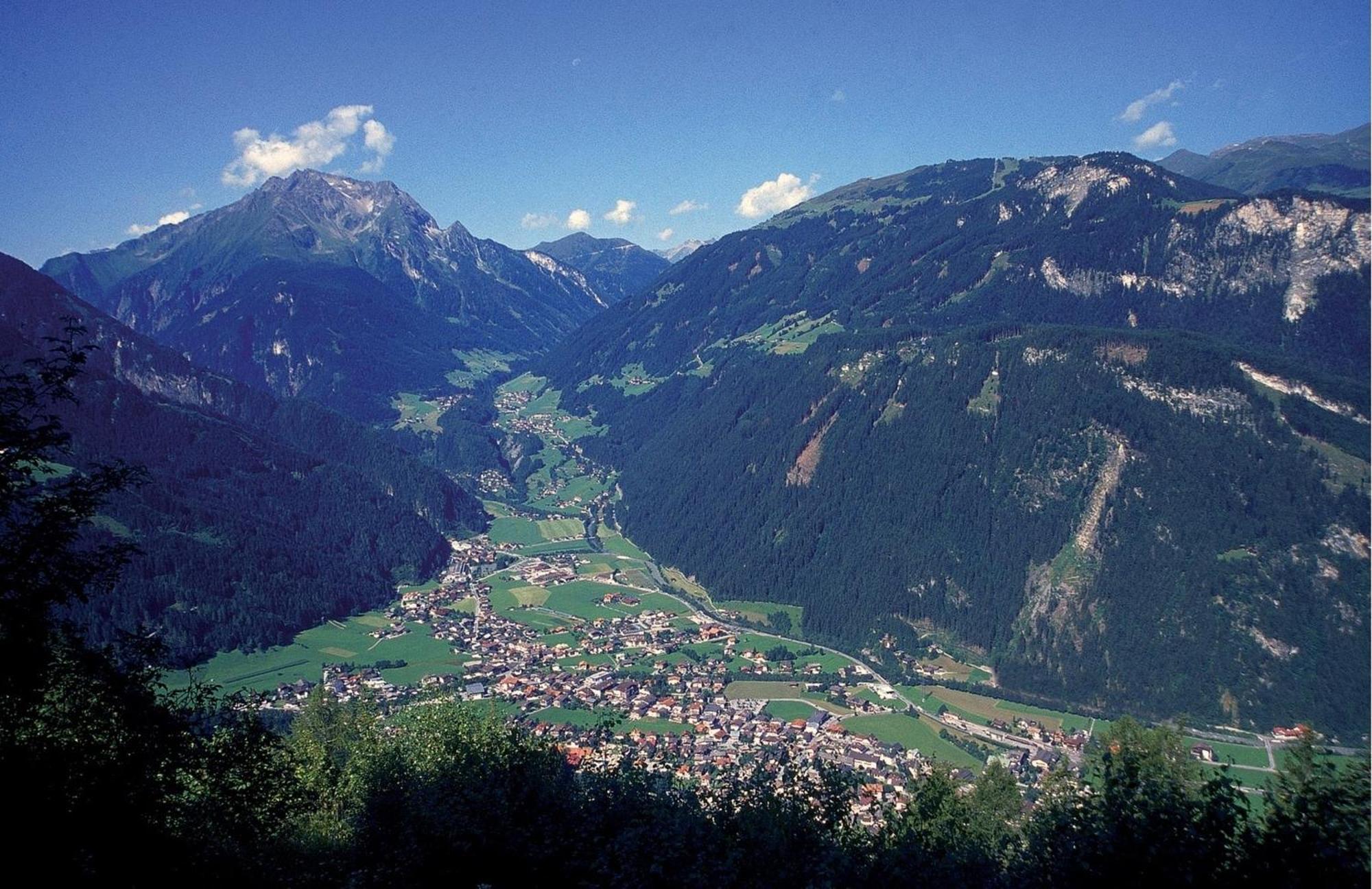 Landhaus Zum Griena Hotel Mayrhofen Exterior photo