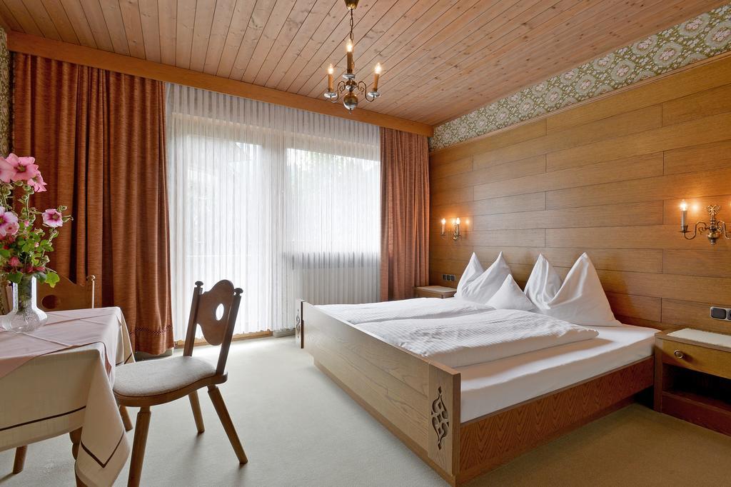 Landhaus Zum Griena Hotel Mayrhofen Room photo