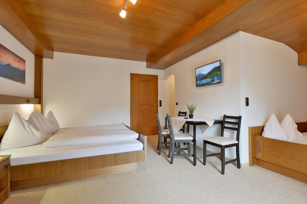 Landhaus Zum Griena Hotel Mayrhofen Room photo