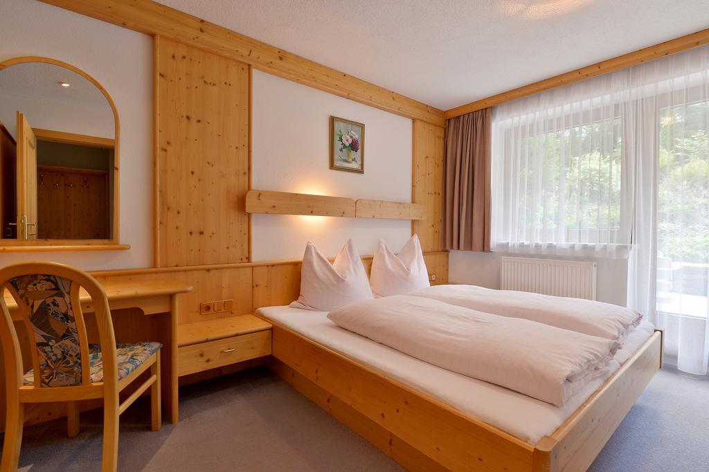 Landhaus Zum Griena Hotel Mayrhofen Room photo